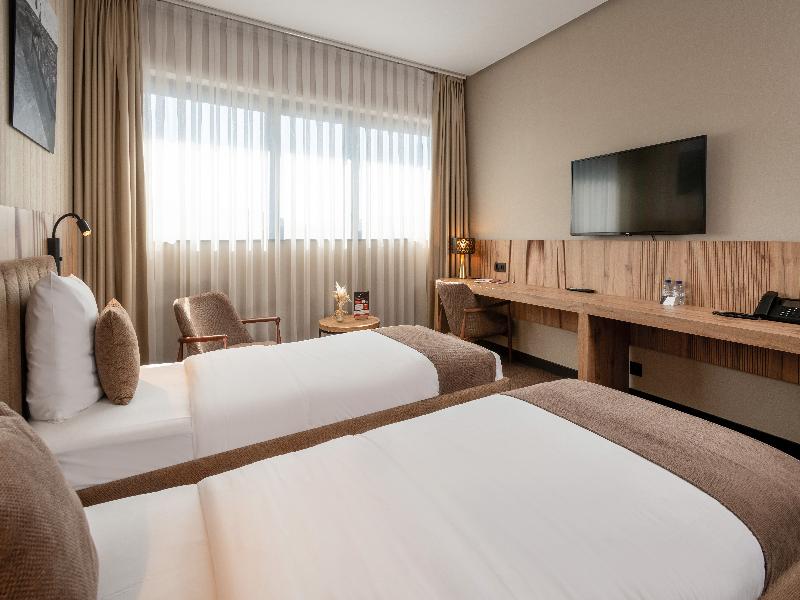 Hotel Le 830 image