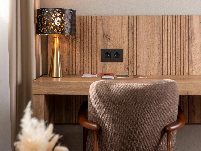 Hotel Le 830 image