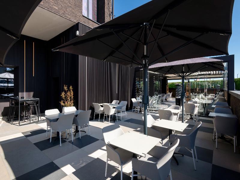 Hotel Le 830 image