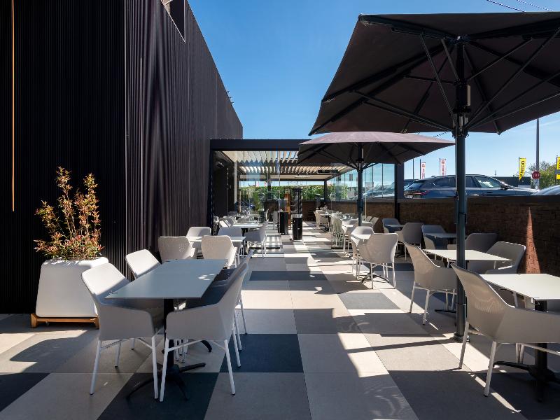 Hotel Le 830 image