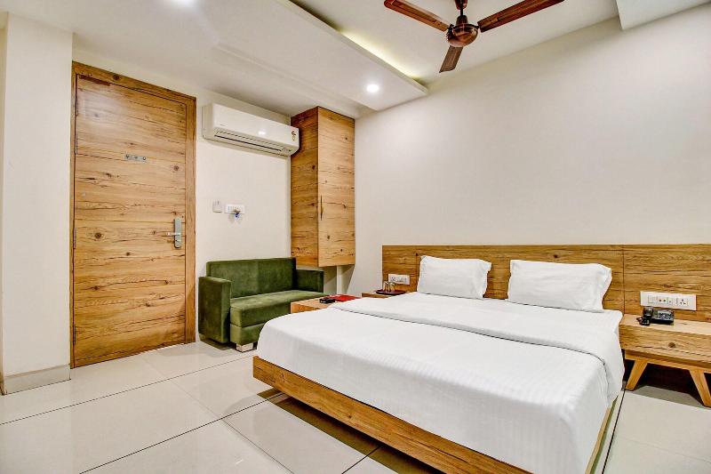 Capital O 47403 Hotel Manjeet image
