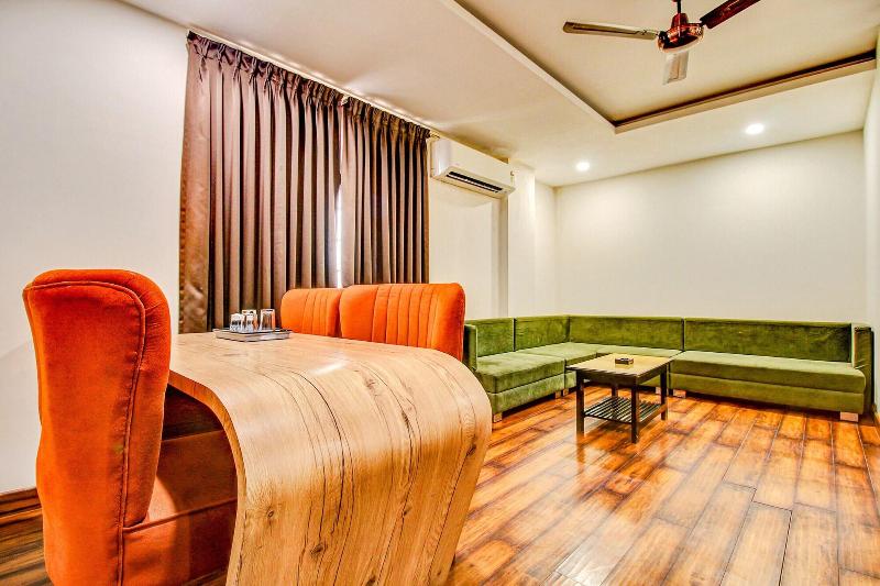 Capital O 47403 Hotel Manjeet image