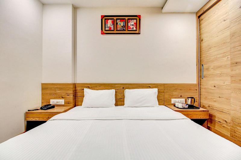 Capital O 47403 Hotel Manjeet image