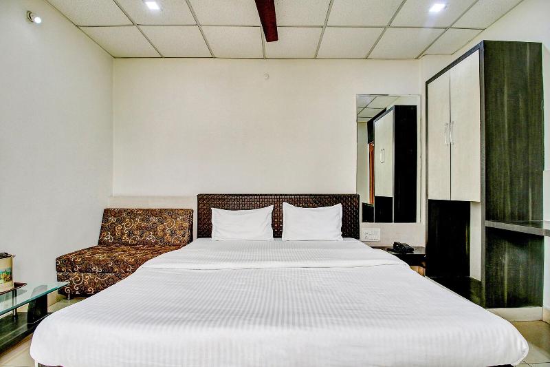 Capital O 47403 Hotel Manjeet image