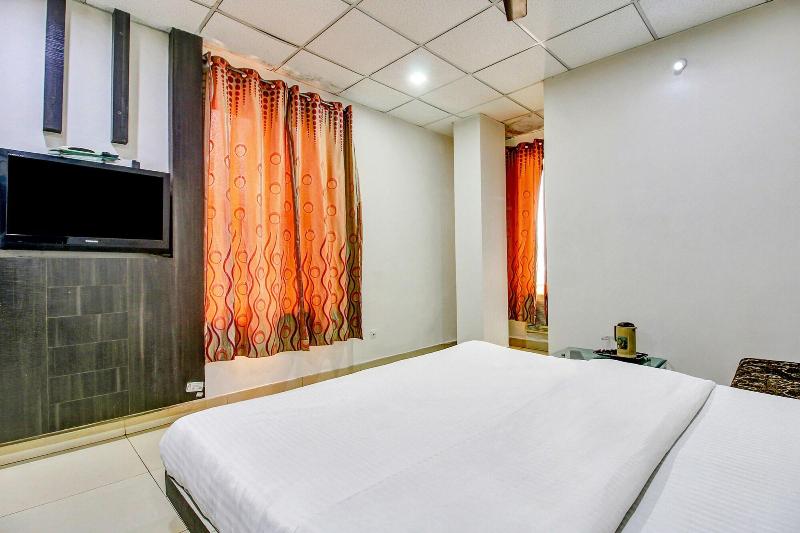 Capital O 47403 Hotel Manjeet image
