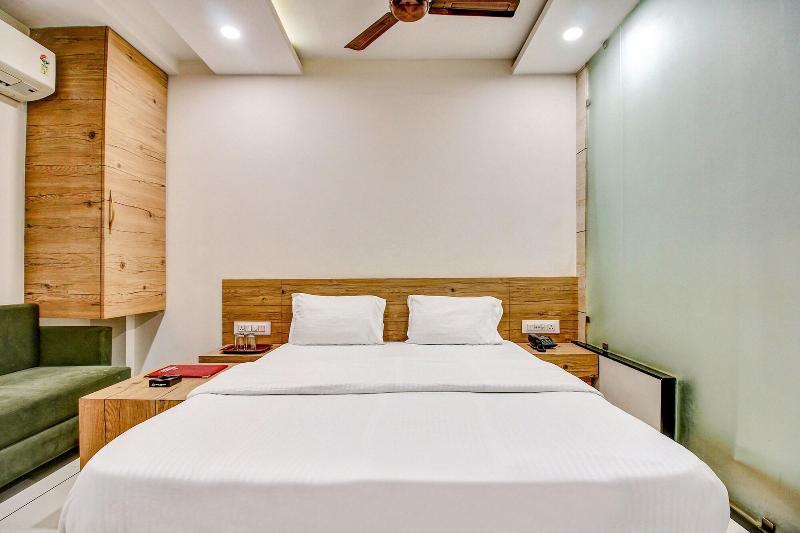 Capital O 47403 Hotel Manjeet image