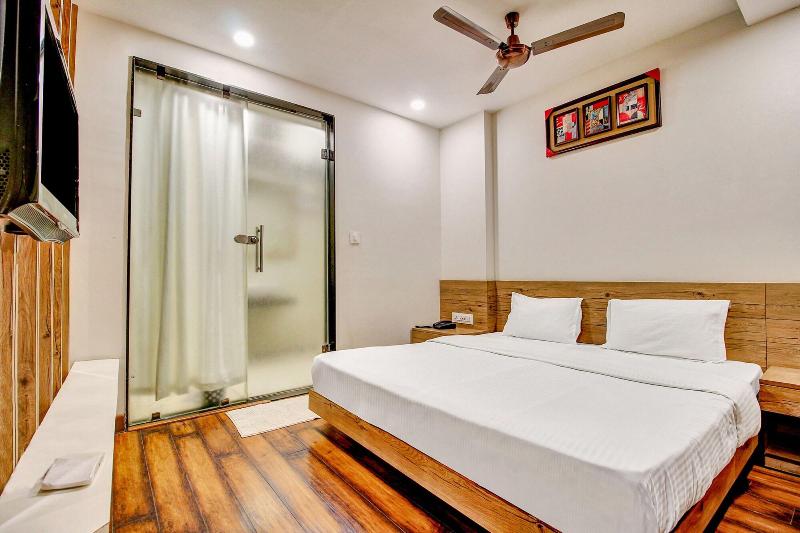 Capital O 47403 Hotel Manjeet image