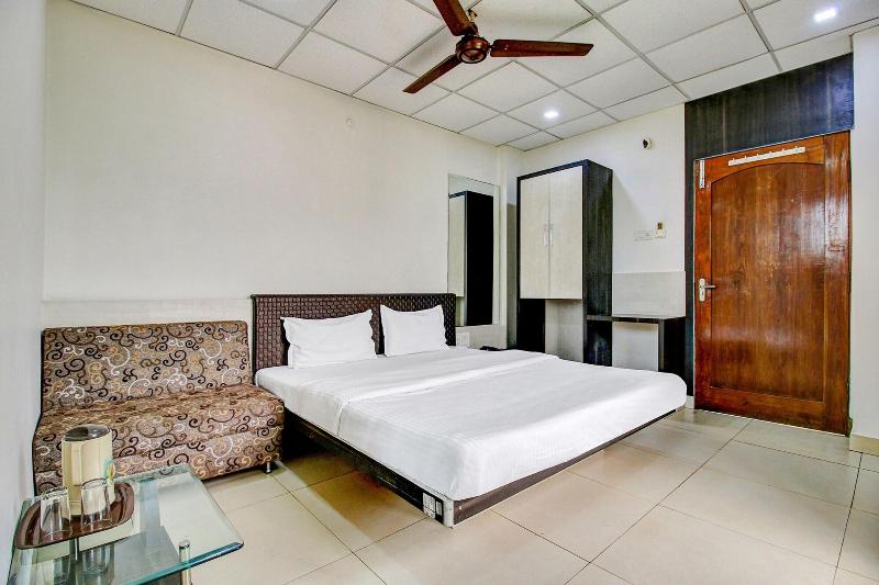 Capital O 47403 Hotel Manjeet image