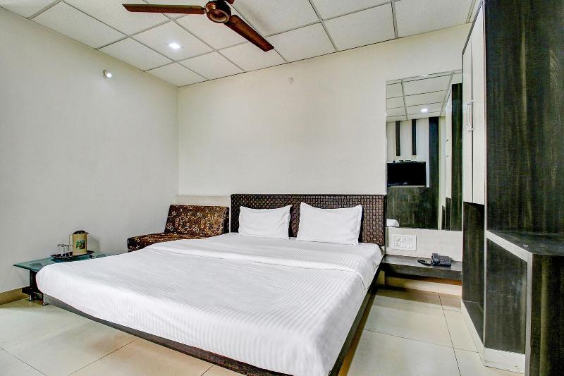Capital O 47403 Hotel Manjeet image