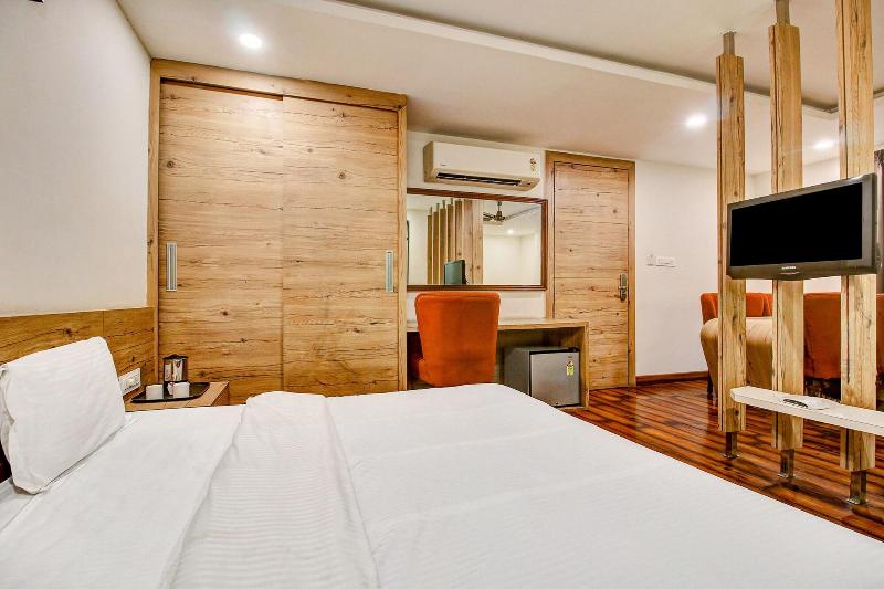 Capital O 47403 Hotel Manjeet image