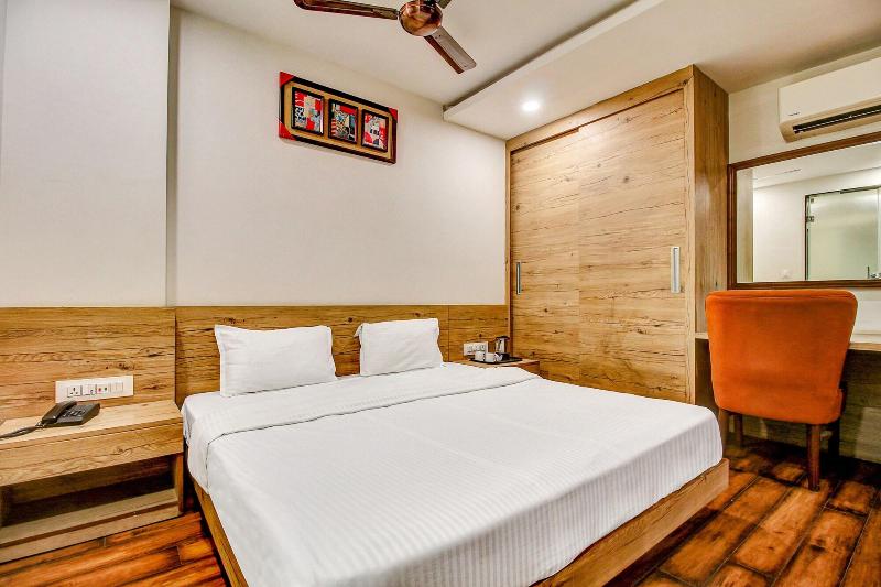 Capital O 47403 Hotel Manjeet image