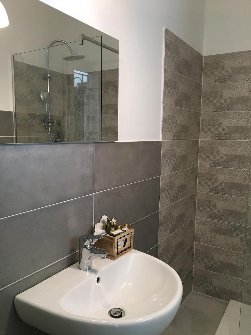 Intra Rooms image