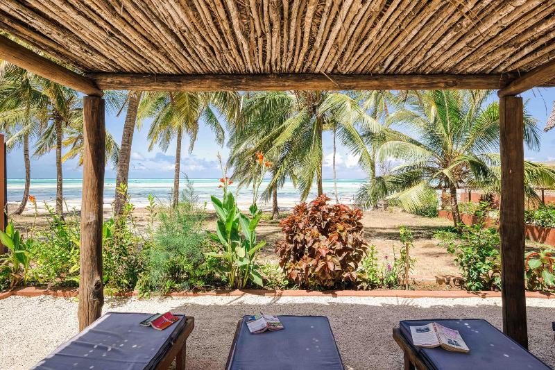 Shanuo Beach Bungalows image