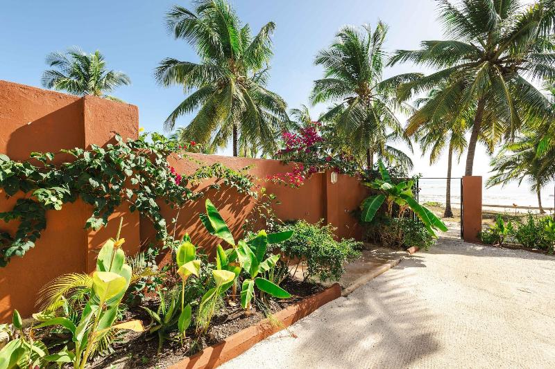 Shanuo Beach Bungalows image