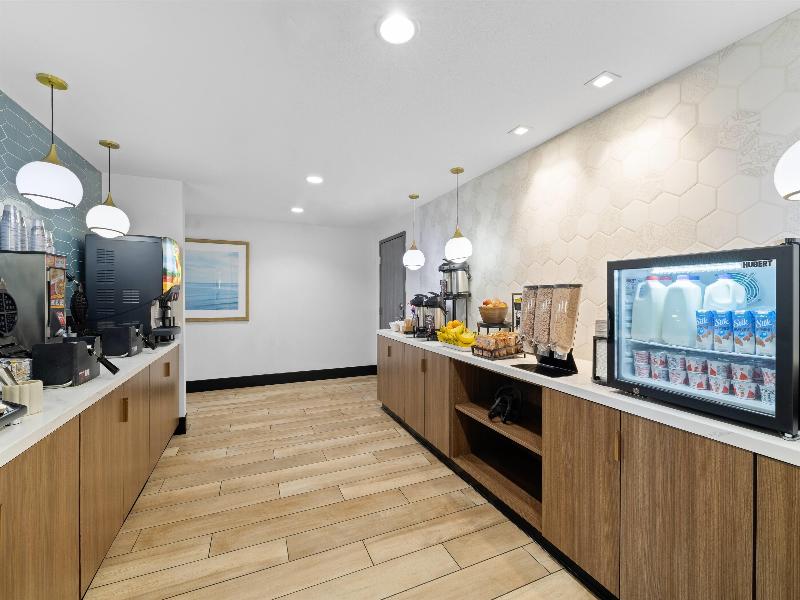 La Quinta Inn & Suites by Wyndham Santa Cruz image