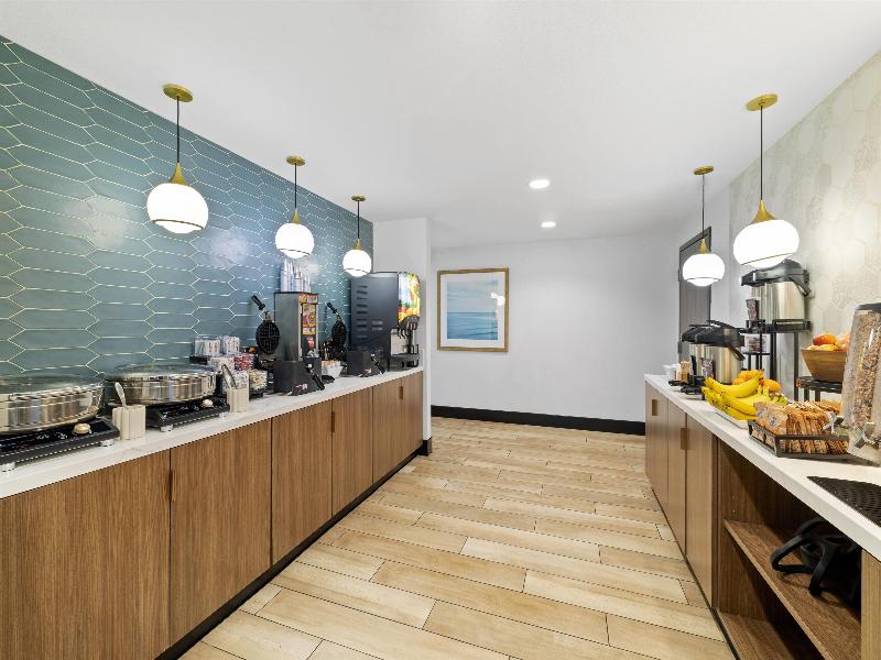 La Quinta Inn & Suites by Wyndham Santa Cruz image