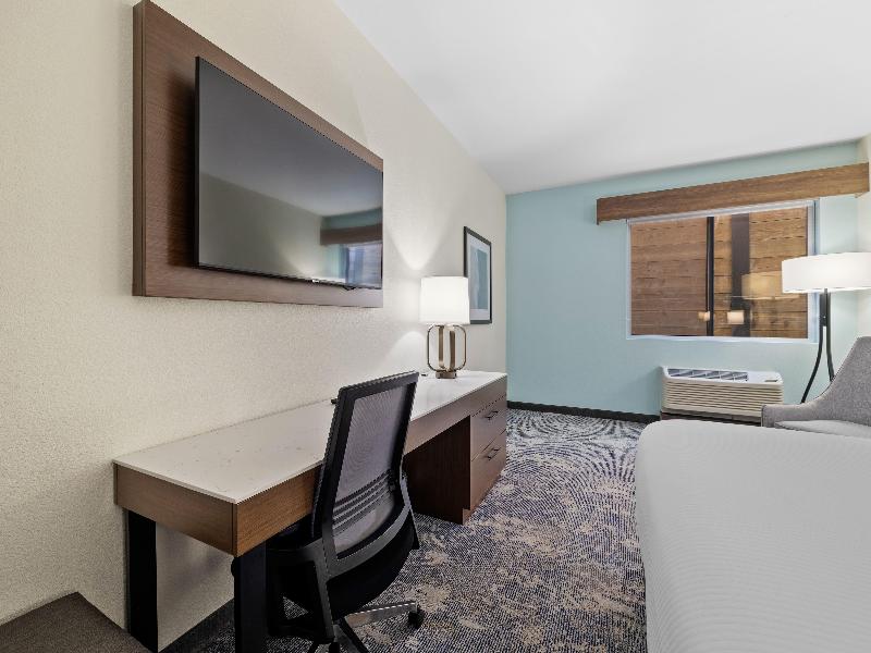La Quinta Inn & Suites by Wyndham Santa Cruz image