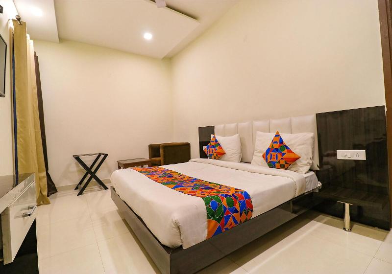 Capital O 70928 Hotel Golden Home — general view