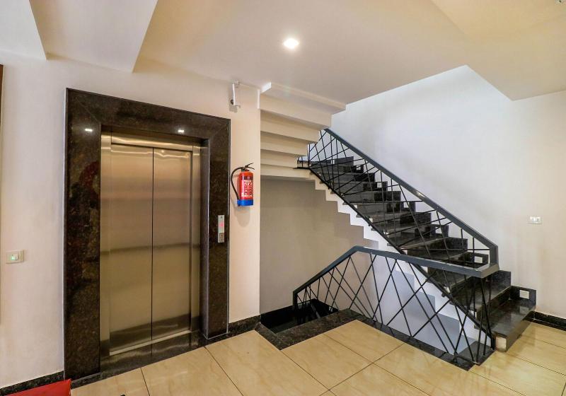 Capital O 70928 Hotel Golden Home