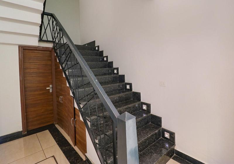 Capital O 70928 Hotel Golden Home