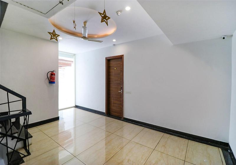 Capital O 70928 Hotel Golden Home