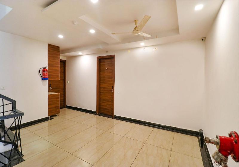Capital O 70928 Hotel Golden Home