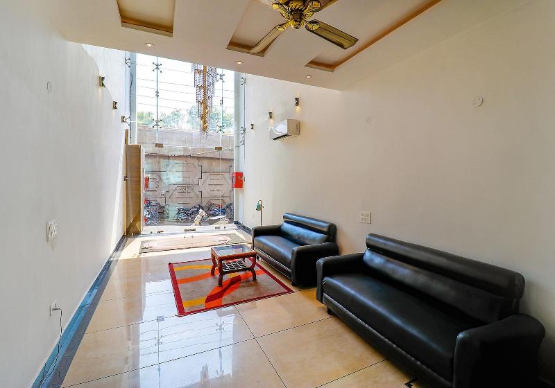 Capital O 70928 Hotel Golden Home