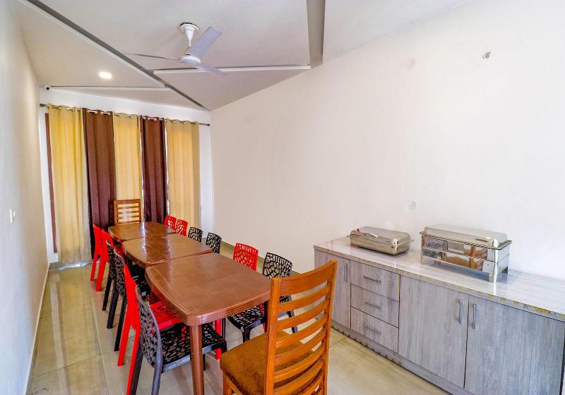 Capital O 70928 Hotel Golden Home