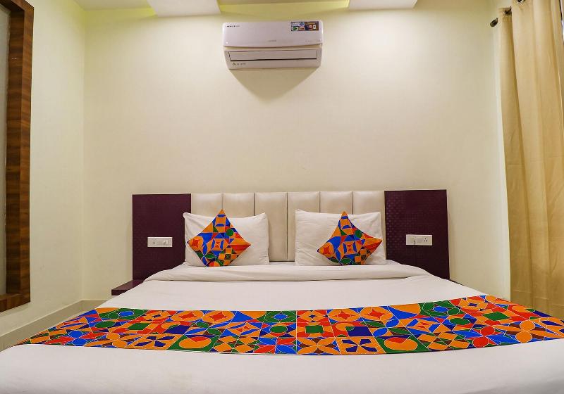 Capital O 70928 Hotel Golden Home — view