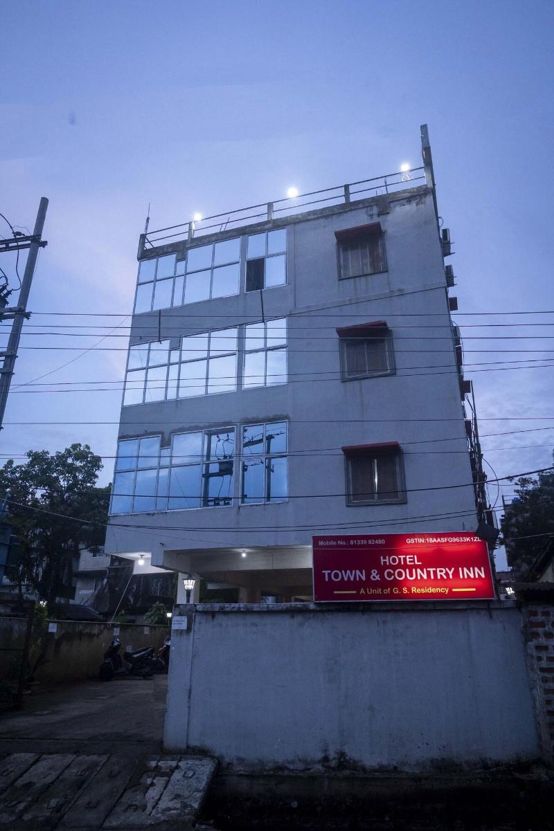 OYO Flagship 22252 Town & Country Inn image