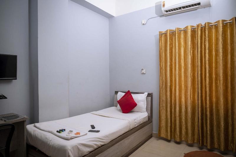 OYO Flagship 22252 Town & Country Inn image
