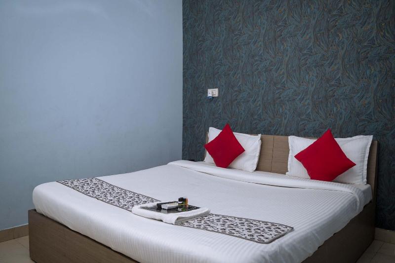 OYO Flagship 22252 Town & Country Inn image