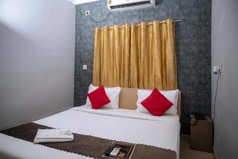 OYO Flagship 22252 Town & Country Inn image