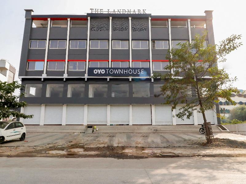 OYO Townhouse 327 C21 Mall — photo 3