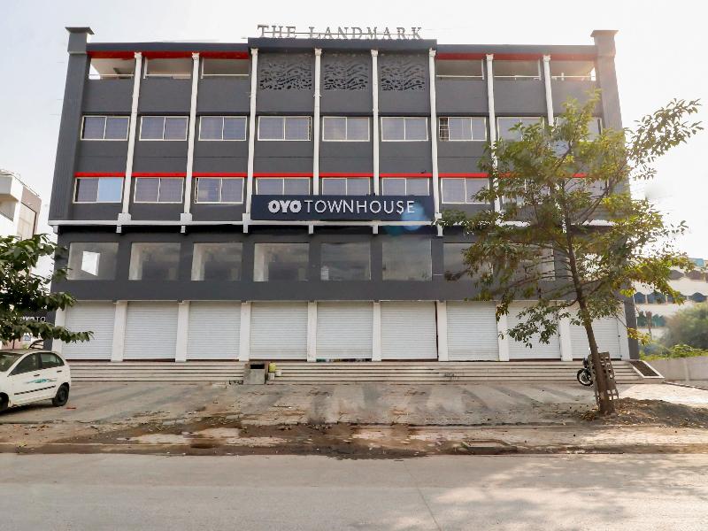 OYO Townhouse 327 C21 Mall — photo 5