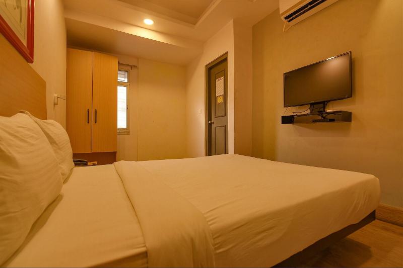 OYO Townhouse 152 Hotel Suncitel Airport image