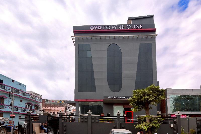 OYO Townhouse 183 Function Inn — main photo