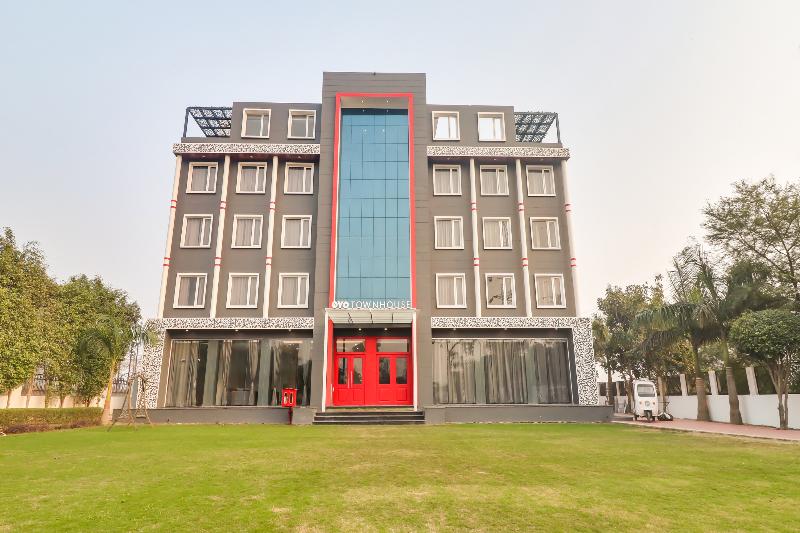 OYO Townhouse 76476 Jashn — exterior view
