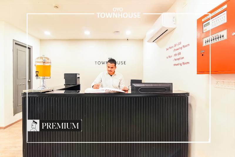 Oyo Townhouse 225 Ashiyana Mukut Bazar image