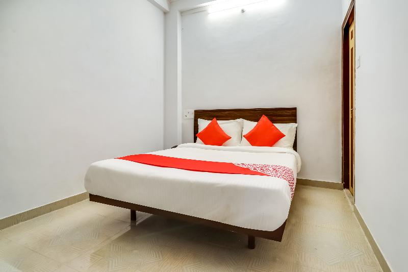 OYO Flagship 70748 The Velvet Chinhat Tiraha image