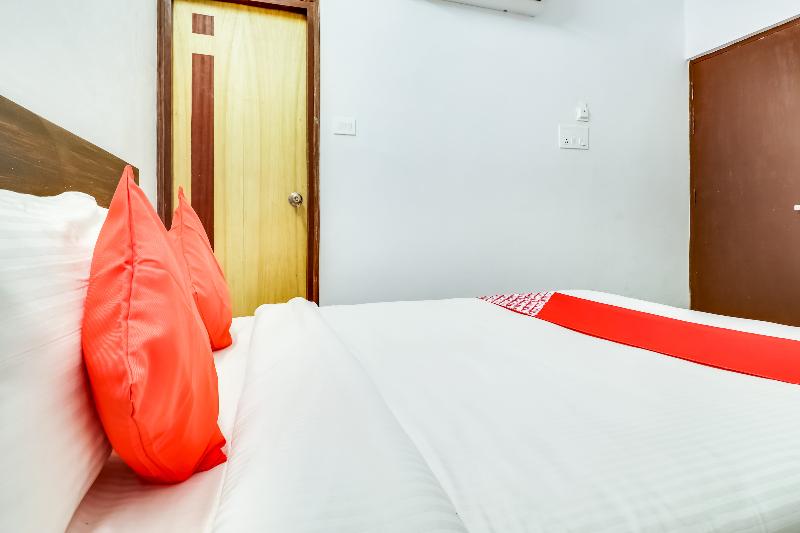 OYO Flagship 70748 The Velvet Chinhat Tiraha image