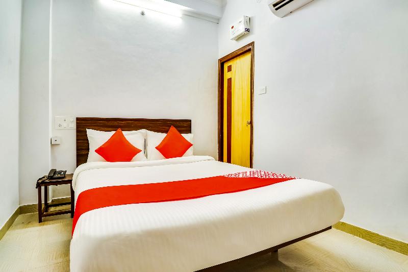 OYO Flagship 70748 The Velvet Chinhat Tiraha image
