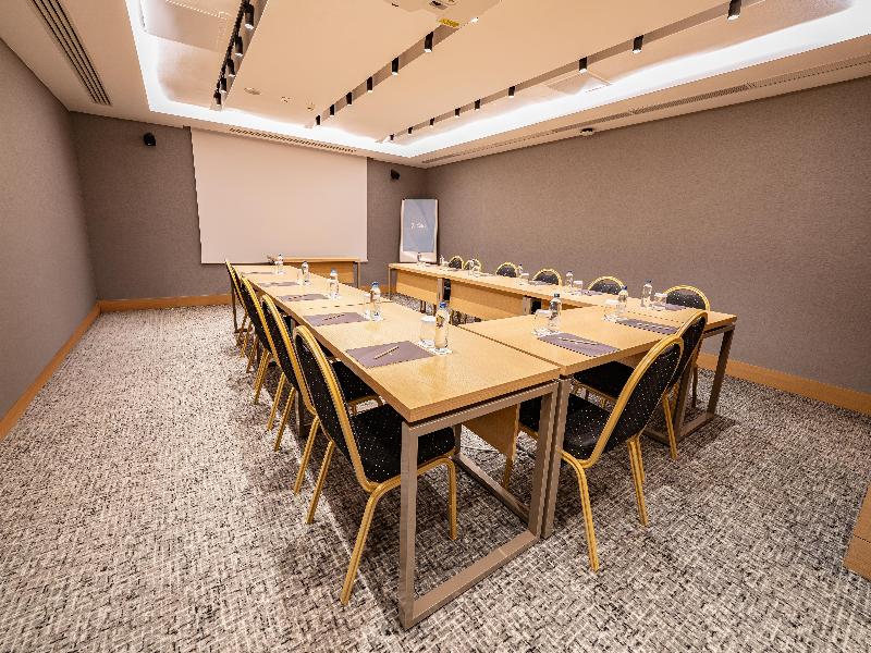 Radisson Hotel Istanbul Harbiye image