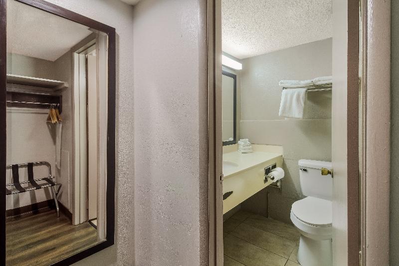 Red Roof Inn New Stanton image