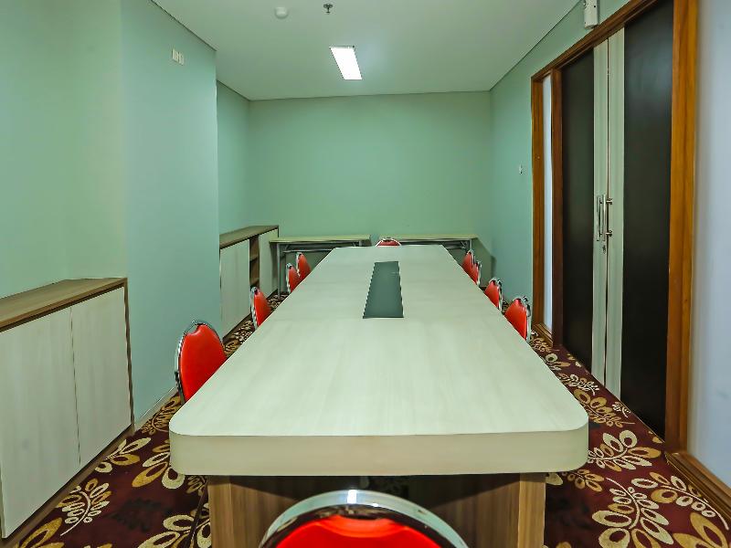 Super Oyo Townhouse Oak Ht Fiducia Pondok Gede image