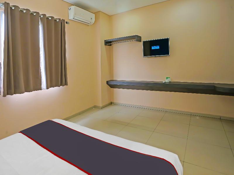 Super Oyo Townhouse Oak Ht Fiducia Pondok Gede image