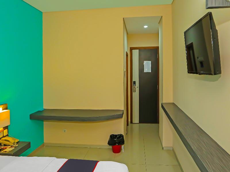Super Oyo Townhouse Oak Ht Fiducia Pondok Gede image