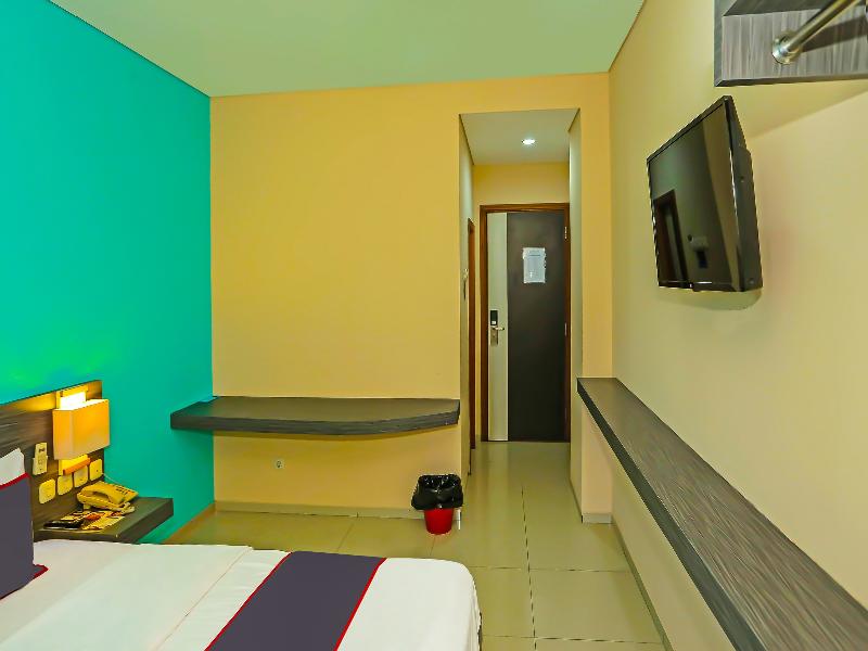 Super Oyo Townhouse Oak Ht Fiducia Pondok Gede image