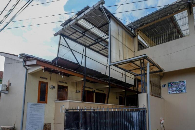 Formerly RedDoorz Syariah near GOR Satria 4 image