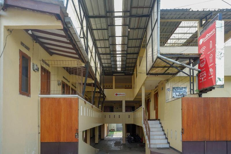 Formerly RedDoorz Syariah near GOR Satria 4 image